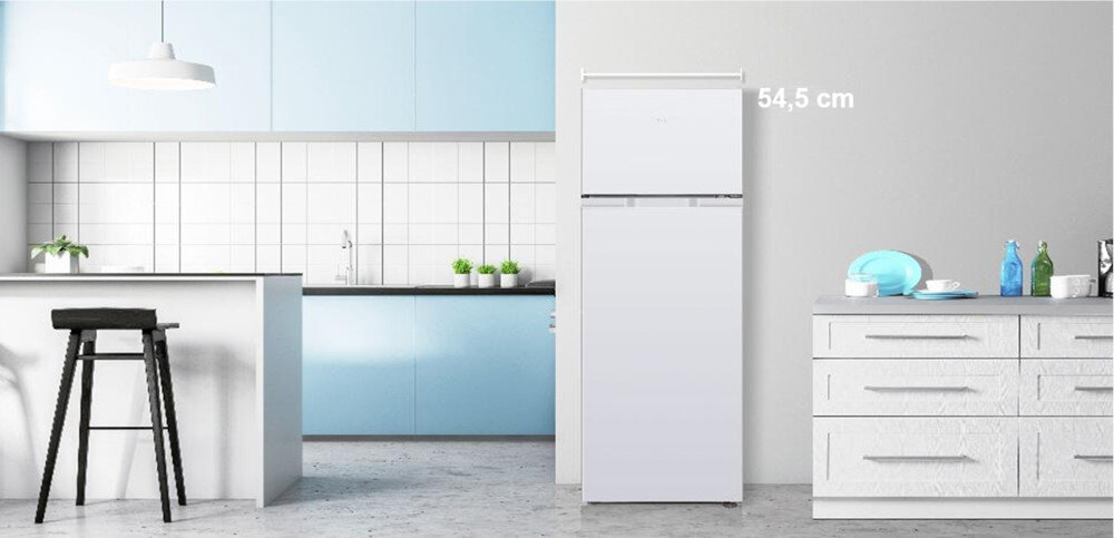 LODÓWKA TCL RF207TWE1 Biała lodówka ustawiona jest w jasnej kuchni, a nad nią zaznaczono szerokość 54,5 cm. Ujęcie pokazuje, jak urządzenie pasuje do niewielkiej przestrzeni 55 cm szerokość kompaktowa mała  kuchnia zabudowa pojemność 207 l