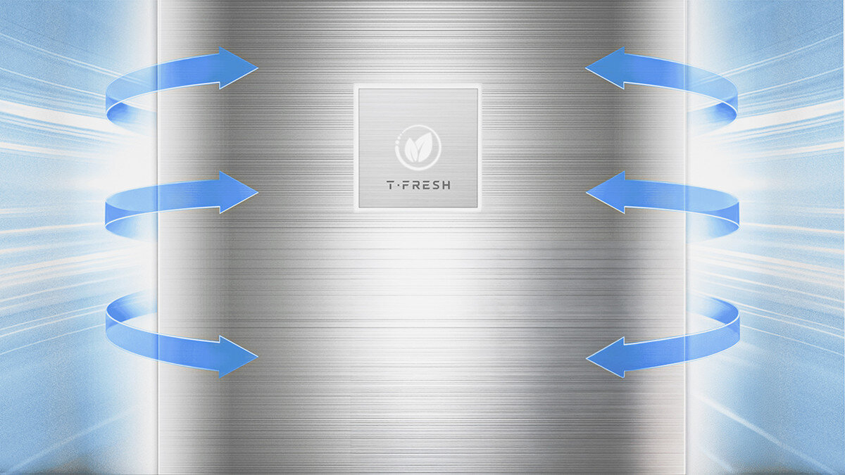 LODÓWKA TCL RC382BXC0EU Ilustracja przedstawia panel z systemem T‑Fresh oraz przepływ powietrza oznaczony niebieskimi strzałkami. Obraz podkreśla równomierną cyrkulację i świeżość wewnątrz lodówki metalowa płyta chłodząca stabilna temperatura