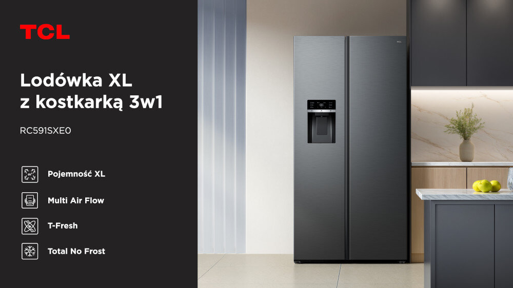 Obraz przedstawia lodówkę TCL RC591SXE0 w kolorze inox, z dozownikiem wody i kostkarką, umieszczoną w nowoczesnej kuchni. Po lewej stronie widoczny jest tekst: \'Lodówka XL z kostkarką 3w1 RC591SXE0\', oraz ikony z opisami: \'Pojemność XL\', \'Multi Air Flow\', \'T-Fresh\', \'Total No Frost\'.