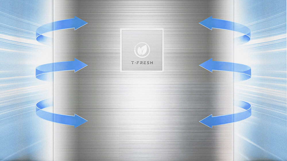Obraz przedstawia metaliczną powierzchnię z centralnie umieszczonym logo i napisem \'T-FRESH\'. Wokół logo widoczne są niebieskie strzałki wskazujące przepływ powietrza.