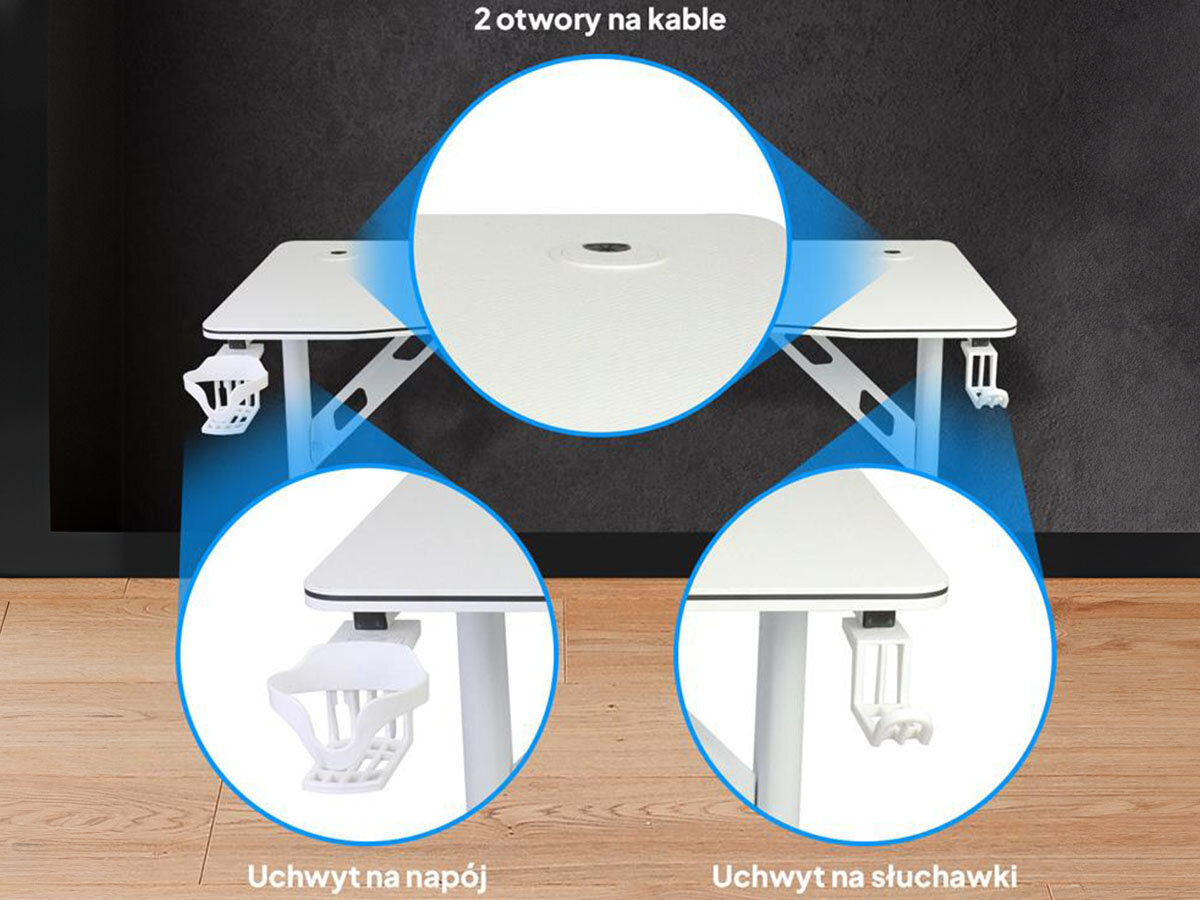 Białe biurko gamingowe z dwoma otworami na kable, uchwytem na napój i uchwytem na słuchawki. Na obrazie widoczne są zbliżenia na te elementy z podpisami: \'2 otwory na kable\', \'Uchwyt na napój\', \'Uchwyt na słuchawki\'.