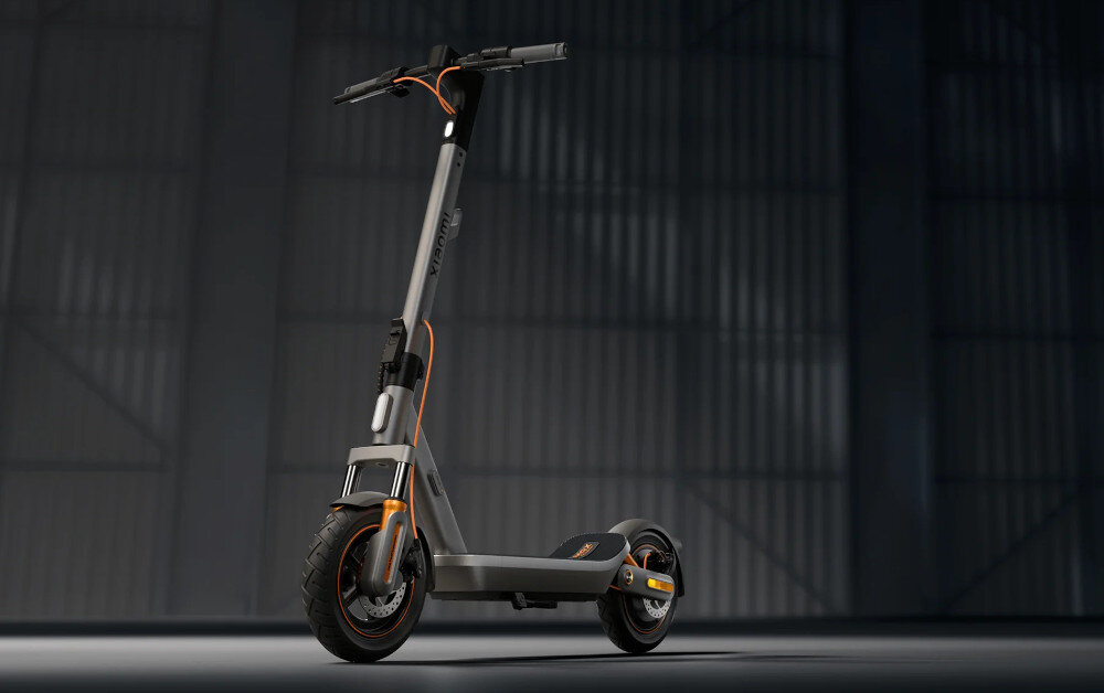 Hulajnoga elektryczna XIAOMI Electric Scooter 6 Max Max 70km 450W 2 amortyzatory 12 cali Czarny miasto ciemne tło hulajnoga widoczna od przodu pod skosem sprawne poruszanie się po mieście wygodne pokonywanie codziennych tras elektryczny napęd pozwala ograniczyć czas dojazdów i zwiększyć niezależność