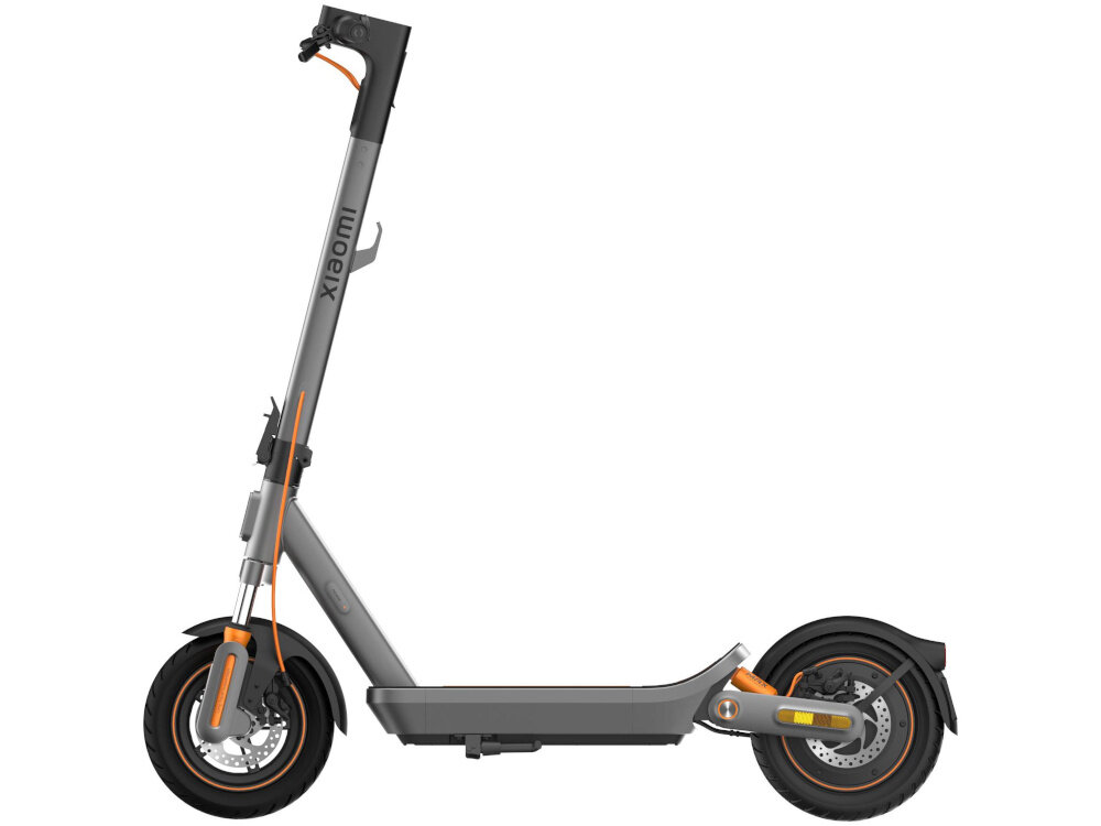 Hulajnoga elektryczna XIAOMI Electric Scooter 6 Max Max 70km 450W 2 amortyzatory 12 cali Czarny hulajnoga na białym tle widoczna z boku zaawansowany system KERS pozwala odzyskiwać energię podczas hamowania energia kinetyczna zamieniana jest w elektryczną i wraca do akumulatora realny zasięg hulajnogi