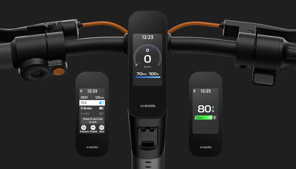 Hulajnoga elektryczna XIAOMI Electric Scooter 6 Max Max 70km 450W 2 amortyzatory 12 cali Czarny ciemne tło zbliżenie na wyświetlacz obok dwa ujęcia pokazujące funkcje wyświetlacza kierownica o wysokości 129,7 cm podróżowanie w wyprostowanej pozycji ciała przejrzysty 3-calowy wyświetlacz TFT wysoka rozdzielczość informacje w czasie rzeczywistym