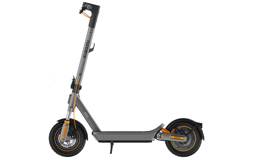 Hulajnoga elektryczna XIAOMI Electric Scooter 6 Max Max 70km 450W 2 amortyzatory 12 cali Czarny hulajnoga na białym tle widoczna z boku widoczna stopka składana stopka wytrzymała nóżka zamontowana w centralnym punkcie ciężkości sygnał dźwiękowy