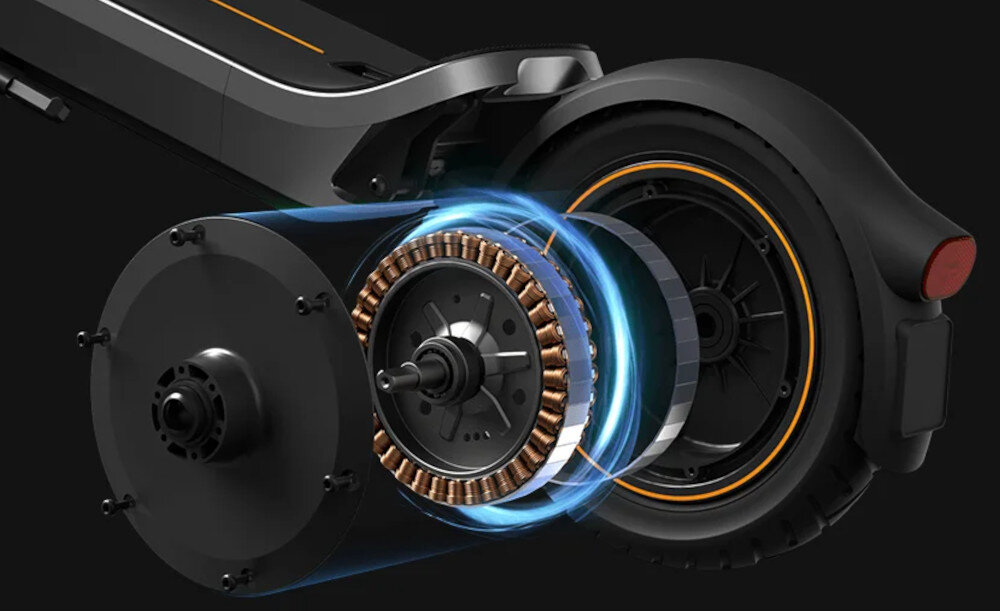 Hulajnoga elektryczna XIAOMI Electric Scooter 6 Max Max 70km 450W 2 amortyzatory 12 cali Czarny ciemne tło zbliżenie na tylne koło rozłożony silnik silnik o mocy 450 W cicha praca i płynna kontrola prędkości pokonuje wzniesienia o nachyleniu do 24% maksymalna prędkość do 20 km/h