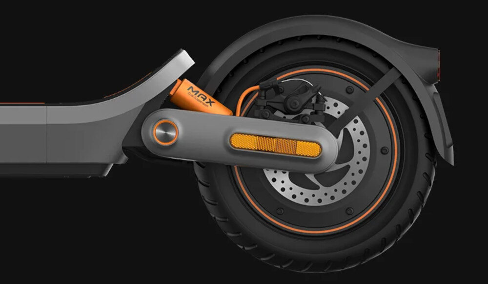 Hulajnoga elektryczna XIAOMI Electric Scooter 6 Max Max 70km 450W 2 amortyzatory 12 cali Czarny zbliżenie na tylny hamulec przednie i tylne hamulce tarczowe mechaniczne bardzo dużą siłą hamowania tylny system E-ABS zapobiega blokowaniu się kół podczas hamowania
