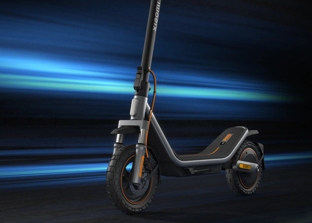 Hulajnoga elektryczna XIAOMI Electric Scooter 6 Pro 70km 400W 2 amortyzatory 12 cali Czarny hulajnoga na ciemnym tle widoczna od przodu pod skosem niebieskie linie zaawansowany system KERS pozwala odzyskiwać energię podczas hamowania energia kinetyczna zamieniana jest w elektryczną i wraca do akumulatora realny zasięg hulajnogi