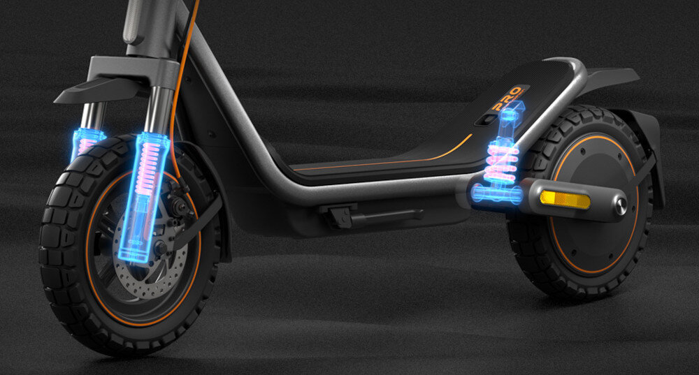 Hulajnoga elektryczna XIAOMI Electric Scooter 6 Pro 70km 400W 2 amortyzatory 12 cali Czarny ciemne tło zbliżenie na podest podświetlone na niebiesko sprężyny z przodu i z tyłu podwójny system zawieszenia przedni moduł z podwójnymi sprężynami o skoku 40 mm i dwustopniową konstrukcją o zmiennej sztywności pracuje progresywnie centralna amortyzacja sprężynowa z tyłu jazda płynniejsza z lepszą kontrolą toru i mniejszym odczuwaniem drgań
