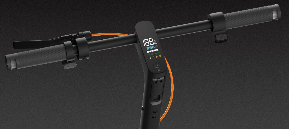 Hulajnoga elektryczna XIAOMI Electric Scooter 6 Pro 70km 400W 2 amortyzatory 12 cali Czarny ciemne tło zbliżenie na wyświetlacz kierownica o wysokości 128,1 cm podróżowanie w wyprostowanej pozycji ciała przejrzysty wyświetlacz wysoka rozdzielczość informacje w czasie rzeczywistym