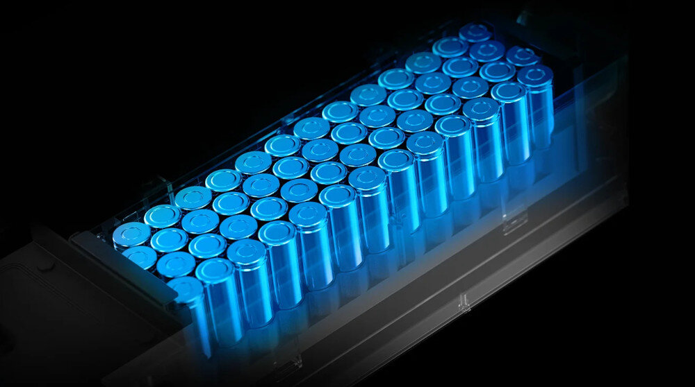 Hulajnoga elektryczna XIAOMI Electric Scooter 6 Pro 70km 400W 2 amortyzatory 12 cali Czarny ciemne tło podświetlona na niebiesko bateria wydajna bateria o pojemności 10 Ah zasięg do 70 km bateria litowo-jonowa o napięciu 46,8 V czas ładowania około 9 godzin