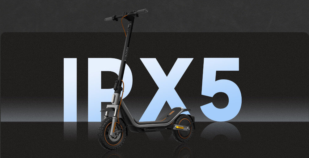 Hulajnoga elektryczna XIAOMI Electric Scooter 6 Pro 70km 400W 2 amortyzatory 12 cali Czarny ciemne tło jasnoniebieski napis IPX5 na tle napisu stoi hulajnoga klasa ochrony IPX5 odporność obudowy na pył, brud i przypadkowe zachlapania chroni elektronikę przed drobnymi zabrudzeniami oraz wilgocią