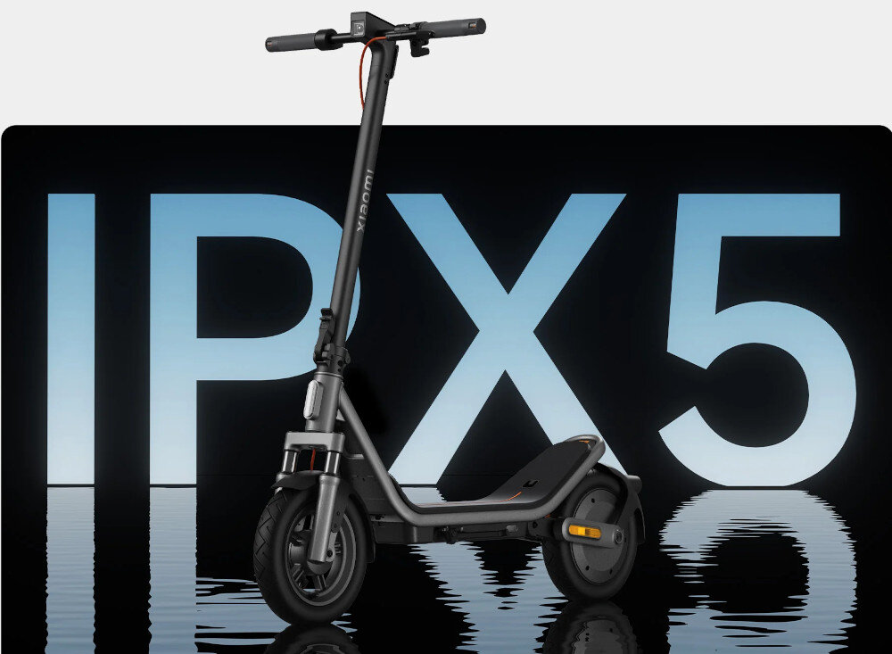 Hulajnoga elektryczna XIAOMI Electric Scooter 6 45km 400W 2 amortyzatory 12 cali Czarny ciemne tło niebieski napis IPX5 na tle napisu stoi hulajnoga klasa ochrony IPX5 odporność obudowy na pył, brud i przypadkowe zachlapania chroni elektronikę przed drobnymi zabrudzeniami oraz wilgocią