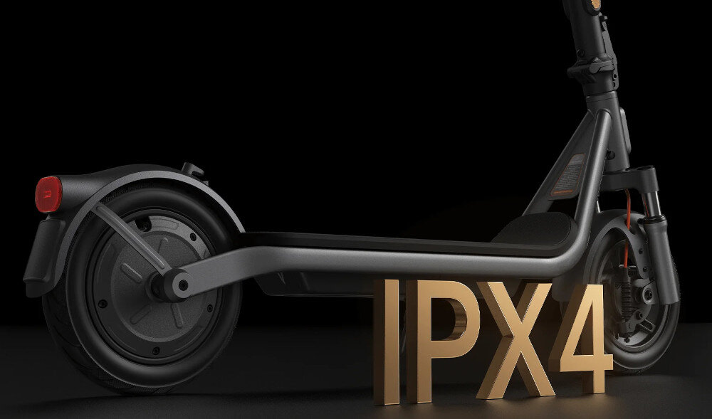 Hulajnoga elektryczna XIAOMI Electric Scooter 6 Lite Lite 25km 300W Amortyzacja 10 cali Czarny ciemne tło złoty napis IPX4 na tle napisu stoi hulajnoga klasa ochrony IPX4 chroni elektronikę przed deszczem i rozbryzgami wody z każdej strony akumulator z podwyższoną ochroną IPX6 zakres pracy od -10°C do 40°C stabilne działanie zimą i latem