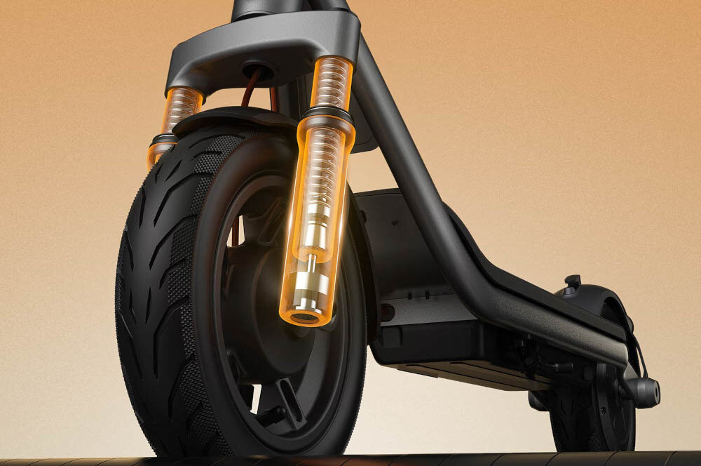 Hulajnoga elektryczna XIAOMI Electric Scooter 6 Lite Lite 25km 300W Amortyzacja 10 cali Czarny złote tło zbliżenie na przód hulajnogi podświetlone na złoto amortyzatory 25-milimetrowe przednie zawieszenie profesjonalny system zawieszenia skutecznie tłumi wstrząsy