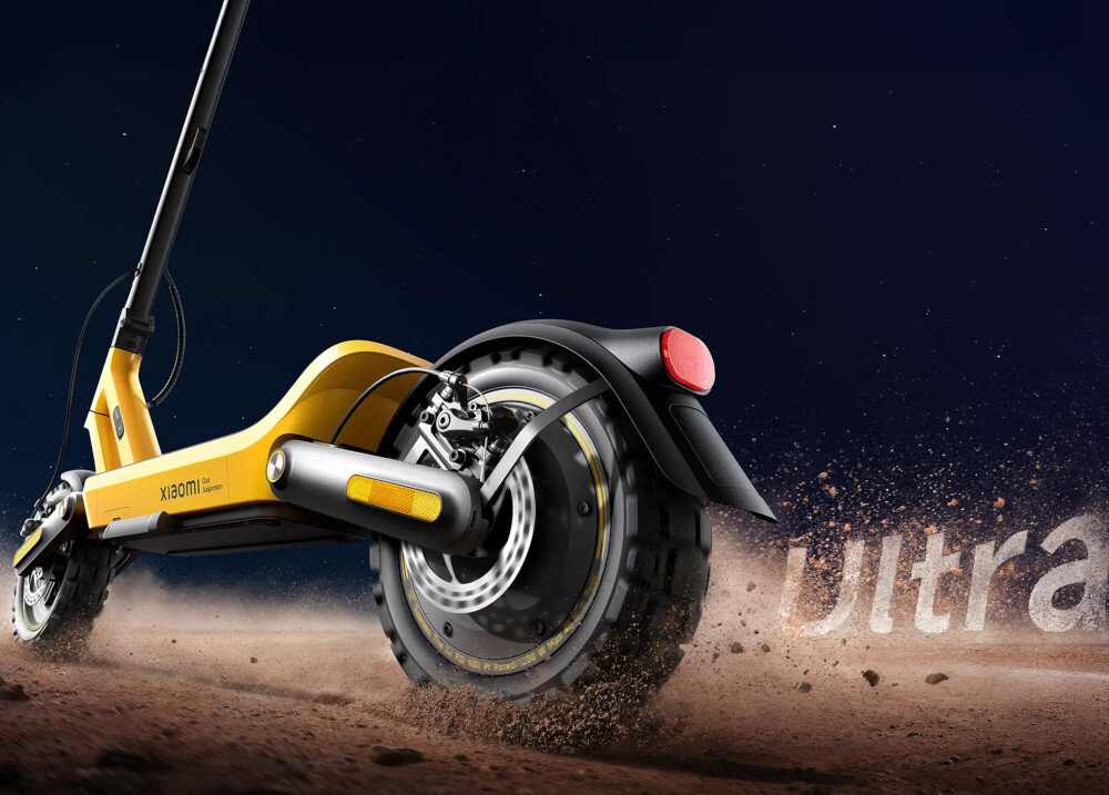 Hulajnoga elektryczna XIAOMI Electric Scooter 6 Ultra 75km 500W 2 Amortyzatory 12 cali Żółty ciemne tło hulajnoga na piasku napis ultra mobilność środek codziennego transportu wygoda bezpieczeństwo