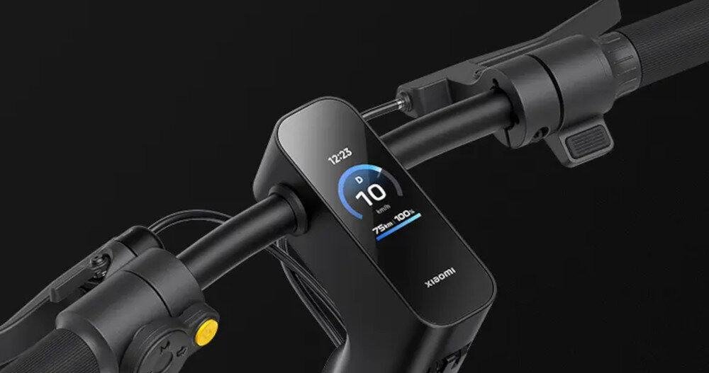 Hulajnoga elektryczna XIAOMI Electric Scooter 6 Ultra 75km 500W 2 Amortyzatory 12 cali Żółty ciemne tło zbliżenie na wyświetlacz z wysokogatunkowej stali węglowej HC420 klasy samochodowej ponadprzeciętna sztywność i odporność na odkształcenia skutecznie tłumi drgania stabilność prowadzenia i bezpieczeństwo 3-calowy wyświetlacz TFT informacje w czasie rzeczywistym