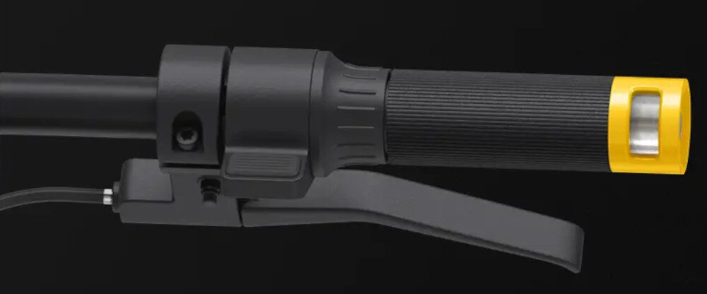 Hulajnoga elektryczna XIAOMI Electric Scooter 6 Ultra 75km 500W 2 Amortyzatory 12 cali Żółty ciemne tło zbliżenie na uchwyt i kierunkowskaz przednie światło bardzo dobra widoczność w ciemności wbudowane kierunkowskazy tylne światło stopu bezpieczeństwo