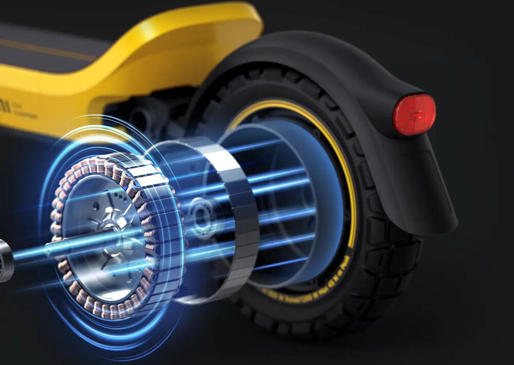 Hulajnoga elektryczna XIAOMI Electric Scooter 6 Ultra 75km 500W 2 Amortyzatory 12 cali Żółty ciemne tło zbliżenie na silnik podświetlony na niebiesko silnik stabilna moc swobodne przemieszczanie się silnik o mocy 500 W pokonywanie wzniesień o nachyleniu do 25% maksymalna prędkość do 20 km/h