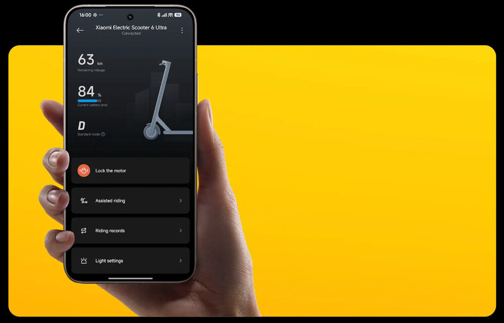 Hulajnoga elektryczna XIAOMI Electric Scooter 6 Ultra 75km 500W 2 Amortyzatory 12 cali Żółty żółte tło osoba trzyma w dłoni telefon z włączoną aplikacją współpracuje z aplikacją mobilną XIAOMI Home App monitorowanie najważniejszych parametrów jazdy wygodne zarządzanie ustawieniami pojazdu integracja z platformą XIAOMI moduł Bluetooth