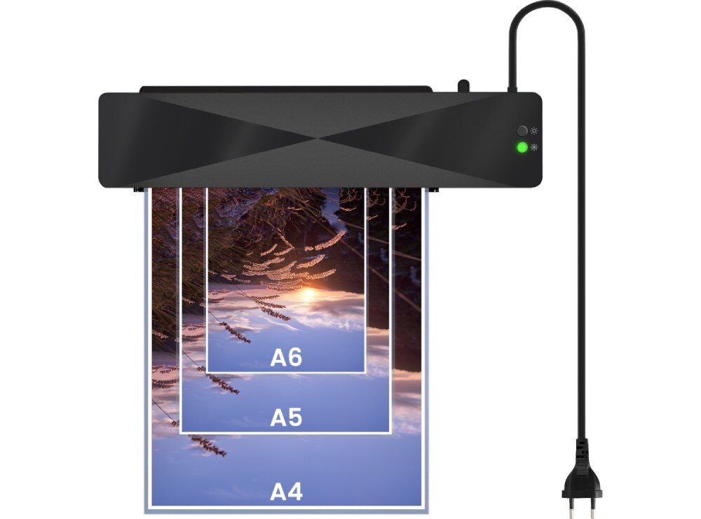 Laminator A4 SAVIO LR-01/B Widok z góry na czarny laminator z podłączonym kablem zasilającym, z którego wysuwają się nałożone na siebie arkusze o wymiarach A4, A5 i A6