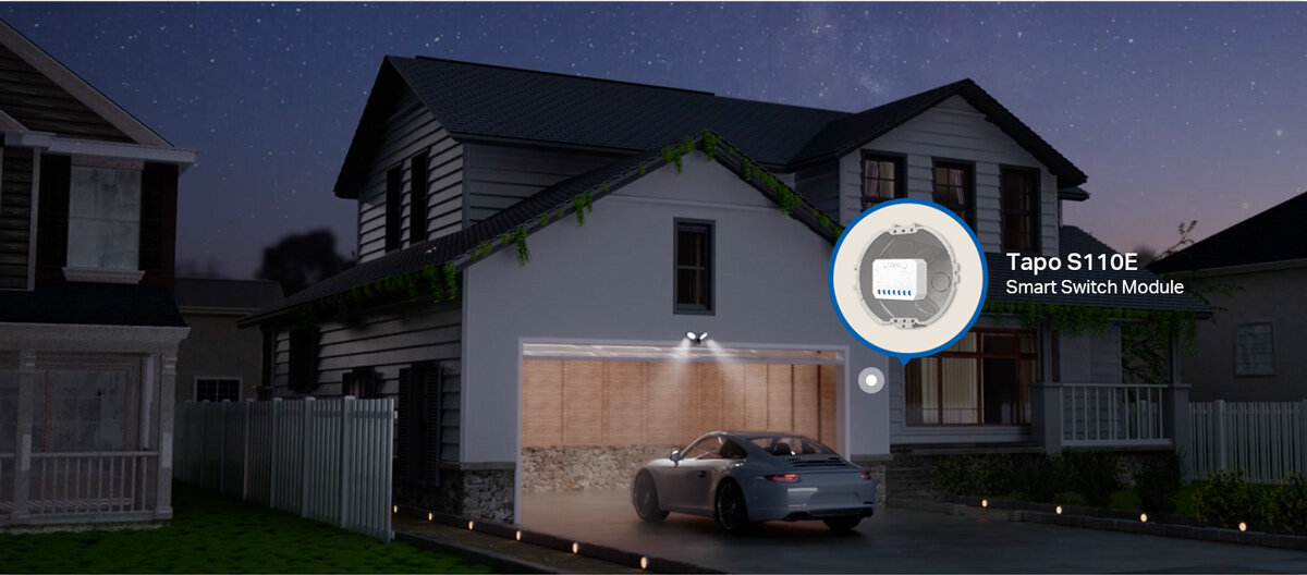 Nocna scena przedstawiająca dom z otwartym garażem, w którym stoi samochód. Obok widoczny jest obrazek produktu z napisem \'Tapo S110E Smart Switch Module\'.