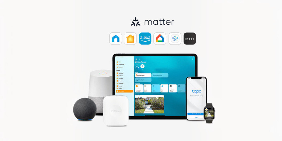 Na obrazie widoczne są urządzenia elektroniczne, w tym tablet, smartfon i inteligentne głośniki, z logo \'matter\' oraz ikonami aplikacji takich jak Alexa i IFTTT. Na ekranie tabletu wyświetlana jest aplikacja do zarządzania inteligentnym domem.