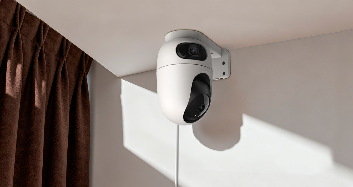 Kamera TP-LINK Tapo C245D Wewnętrzna, Wi-Fi, Kamera obrotowa, Montaż, instalacja, wnętrze, wygoda, Urządzenie zamontowane pod sufitem w pokoju.