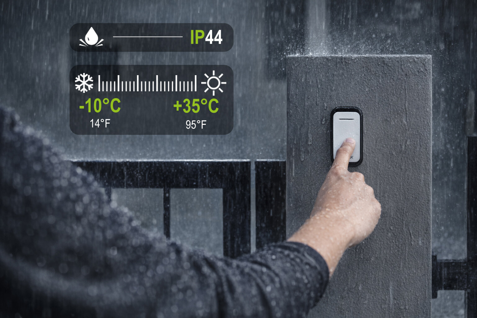 Osoba naciska biały dzwonek do drzwi zamontowany na słupku w deszczu. Na obrazie widoczne są oznaczenia IP44 oraz zakres temperatur od -10°C do +35°C (14°F do 95°F).