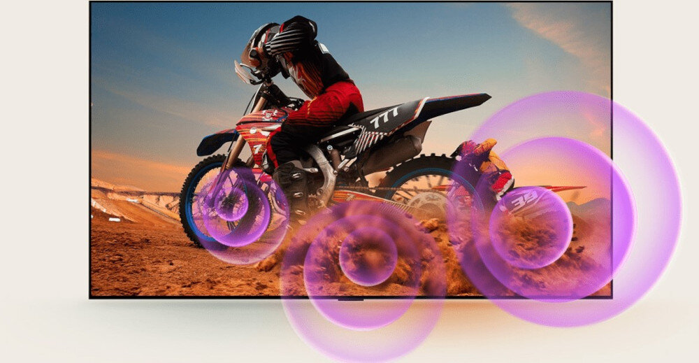 Telewizor LG 65QNED93A6A Dynamic Sound Booster mocny dźwięk, motocyklista jadący po żwirowym podłożu