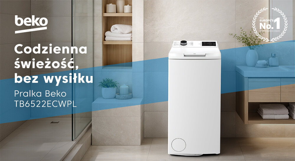 PRALKA BEKO TB6522ECWPL W łazience prezentowana jest pralka ładowana od góry ustawiona na tle jasnych kafli. Obok znajdują się półki z ręcznikami i dodatkami, tworząc uporządkowaną aranżację