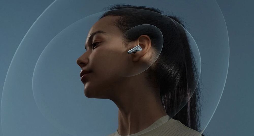 Słuchawki dokanałowe XIAOMI Redmi Buds 8 Pro ANC podwójny przetwornik szeroki zakres częstotliwości dźwięk przestrzenny Bluetooth, osoba z założonymi słuchawkami dokanałowymi