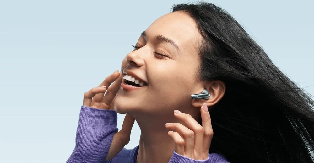 Słuchawki dokanałowe XIAOMI Redmi Buds 8 Pro ANC aktywna redukcja szumów adaptacyjny tryb transparentny, osoba z założonymi słuchawkami dokanałowymi