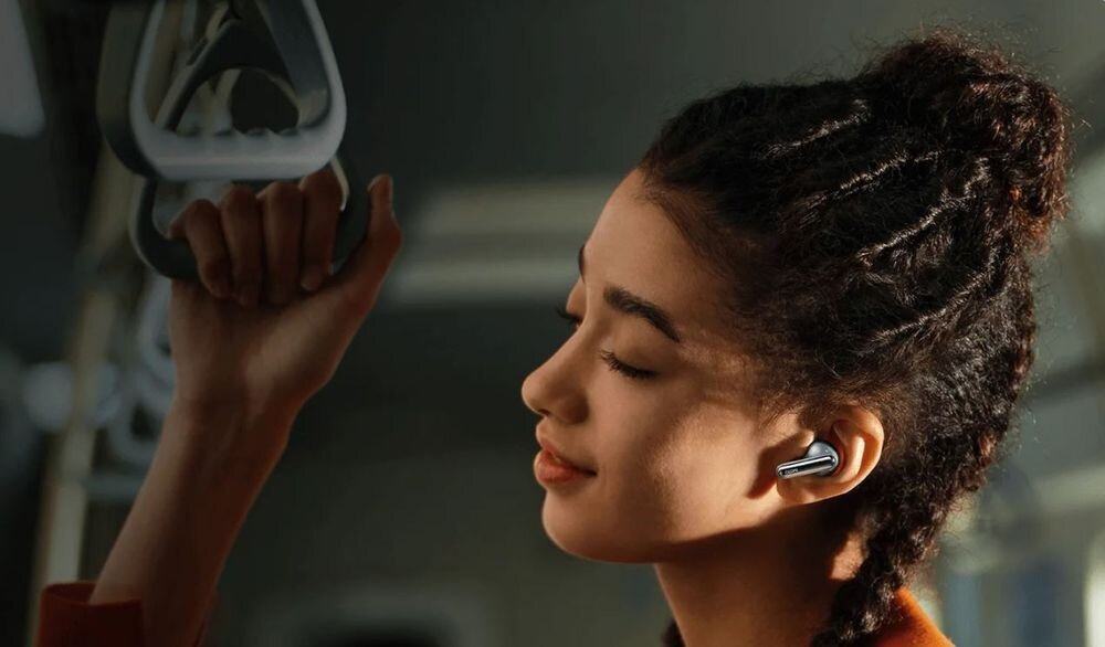 Słuchawki dokanałowe XIAOMI Redmi Buds 8 Pro ANC mikrofony AI redukcja szumów wyraźne rozmowy Bluetooth, osoba z założonymi słuchawkami dokanałowymi