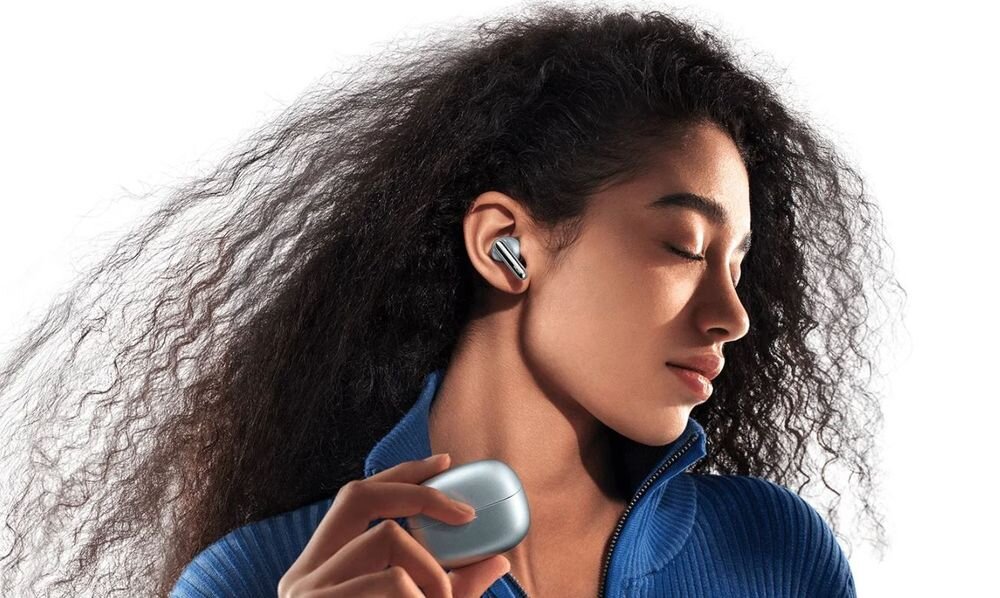 Słuchawki dokanałowe XIAOMI Redmi Buds 8 Pro ANC bezprzewodowe Bluetooth podwójny przetwornik dźwięk przestrzenny, osoba z założonymi słuchawkami dokanałowymi