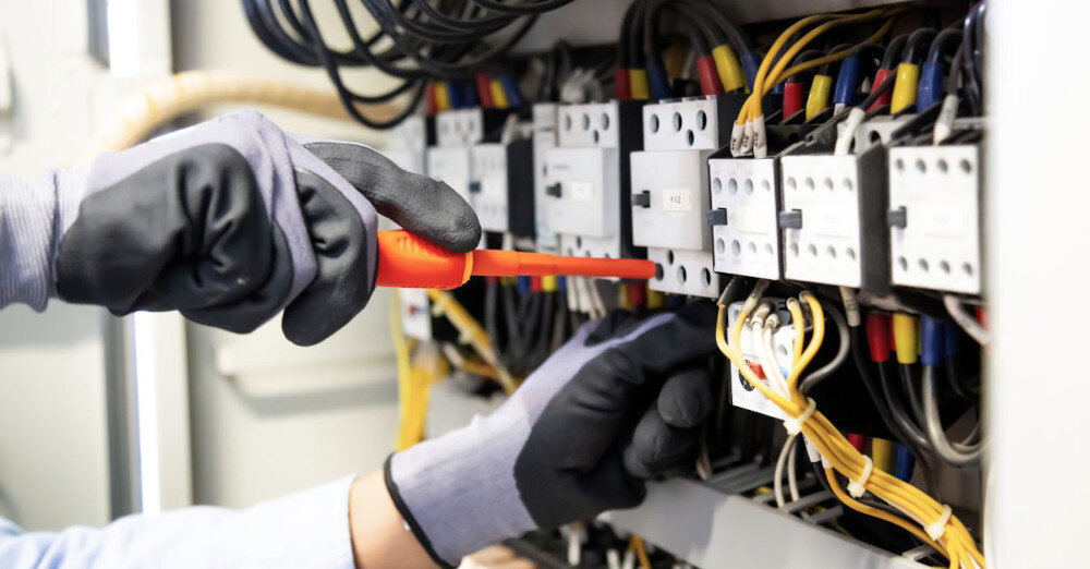 Płyta indukcyjna HISENSE HI6442BSCWF lifestyle ręka rękawiczka śrubokręt narzędzie instalacja elektryczna konstrukcja Zarządzanie mocą regulacja ustawienia automatyczne dostosowanie mocy efektywność bezpieczeństwo