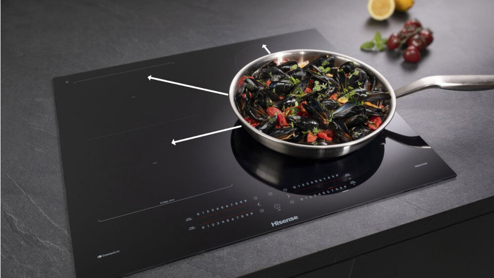 PŁYTA HISENSE HI6442BSCWF wizualizacja lifestyle patelnia danie kierunki strzałki Płynna zmiana stref ciepła przełączenie stała temperatura