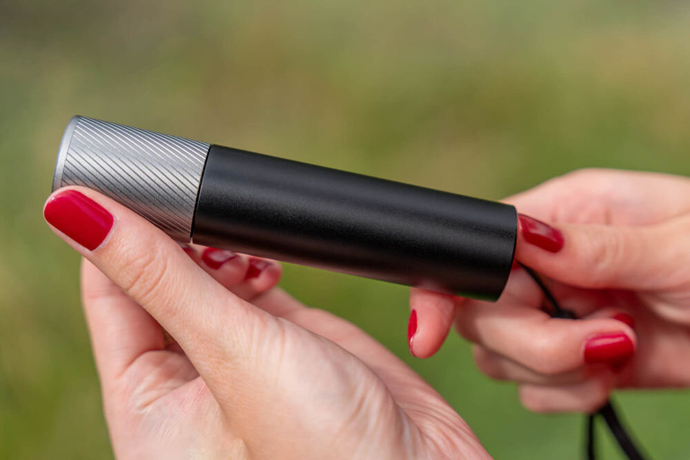 LATARKA XLINE USB-C ZOOM FL201 trzymana w tękach niewielki rozmiar widoczna smycz