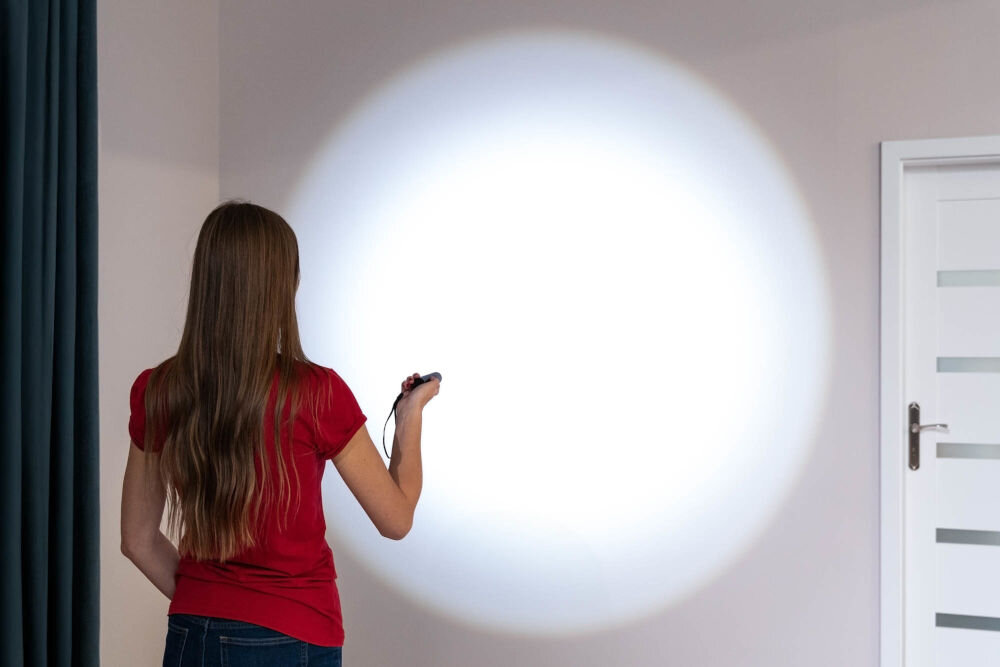 LATARKA XLINE USB-C ZOOM FL201 rzucająca szerokie światło na ścianę szeroki kąt