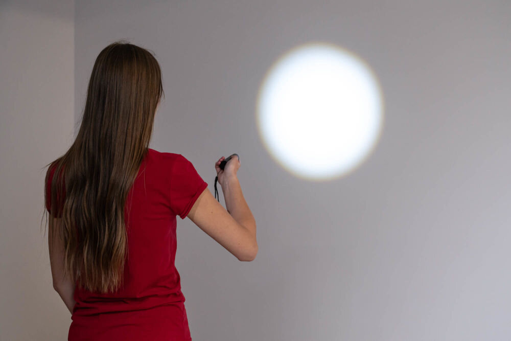 LATARKA XLINE USB-C ZOOM FL201 rzucająca skupine światło na ścianę skupiony promień jasność 300 lumen