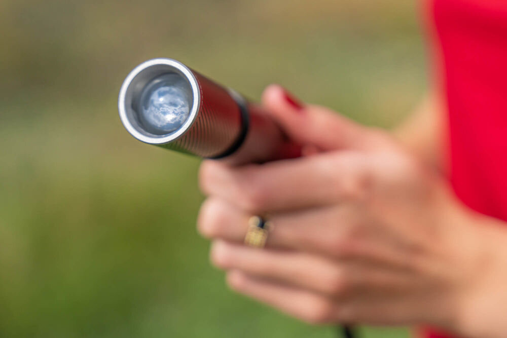 LATARKA XLINE USB-C ZOOM FL201 skierowana do przodu widoczne źródło światła tryb oszczędny sygnalizacyjny mocny