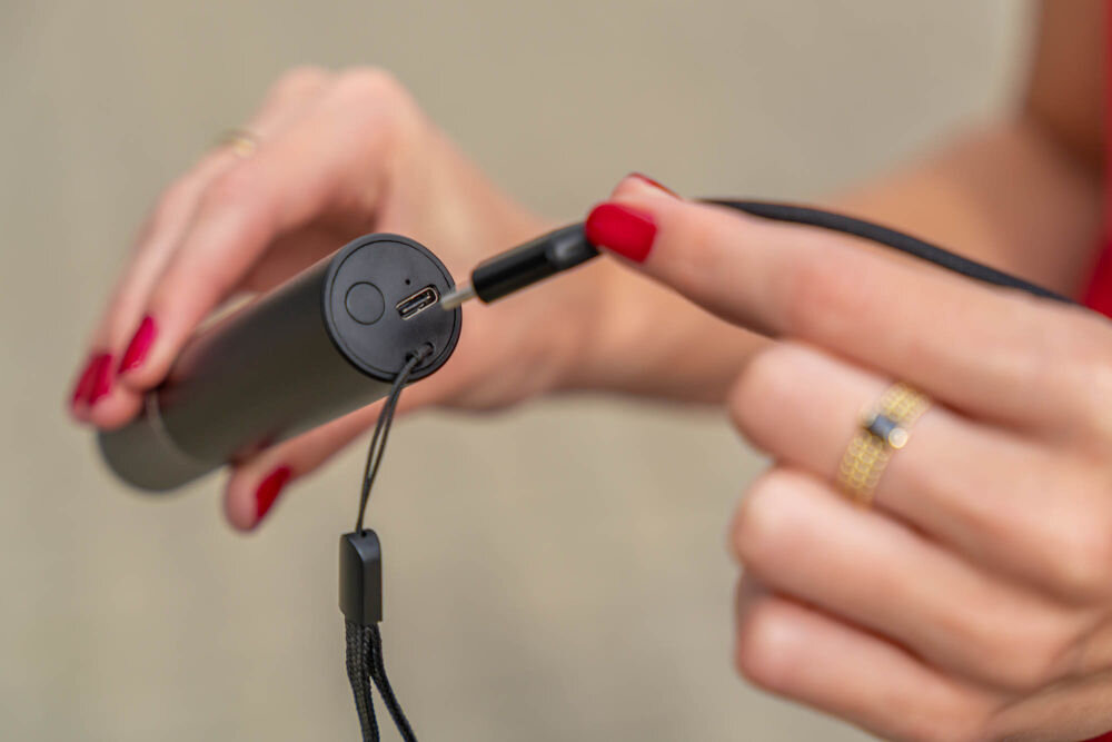 LATARKA XLINE USB-C ZOOM FL201 podłączanie kabla usb-c do latarki ładowanie