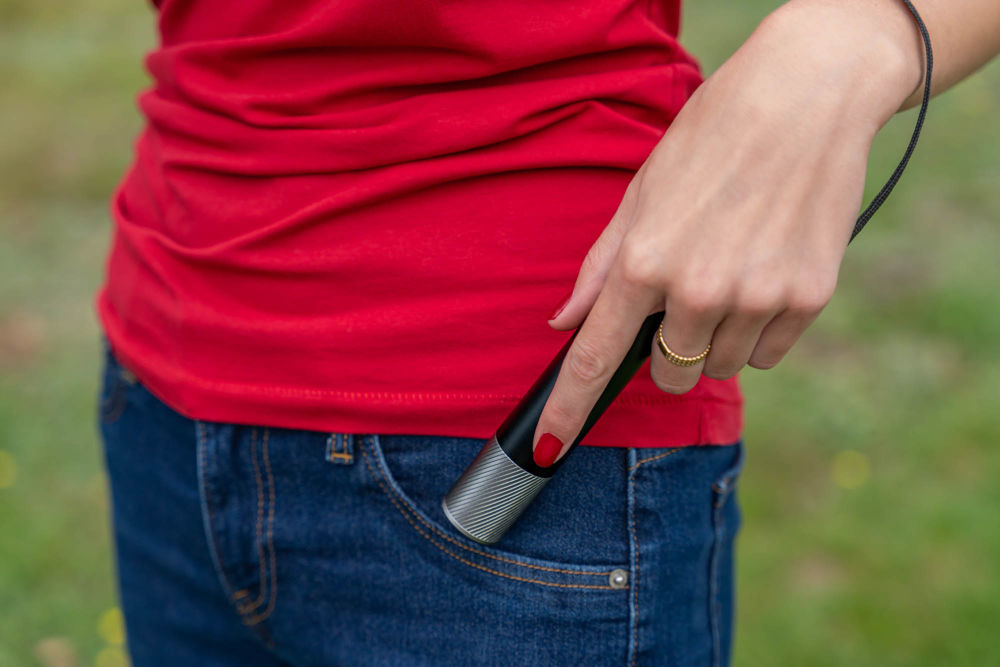 LATARKA XLINE USB-C ZOOM FL201 chowana do kieszeni zaczepiona na smyczy o nadgarstek duża bateria czas działania