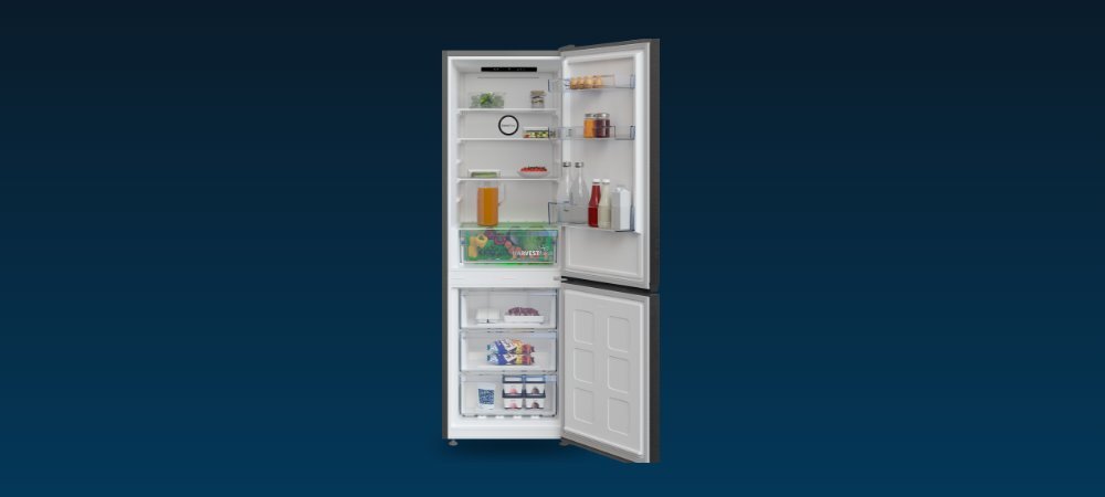 LODÓWKA BEKO B5RCNA345HXBR2 niebieskie tło lodówka front otwarta wnętrze szuflady półki produkty Elektroniczny wyświetlacz sterowanie testy wytrzymałości otwieranie zamykanie Minimalistyczny design