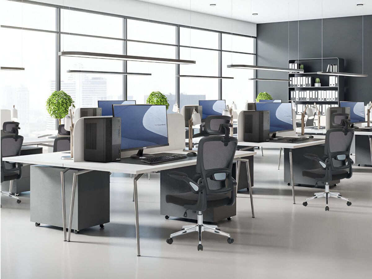 Fotel MOZOS Ergo-K Czarny, komfort, praca, regulacja, wygoda, krzesła podstawione pod biurka w sali korporacyjnej