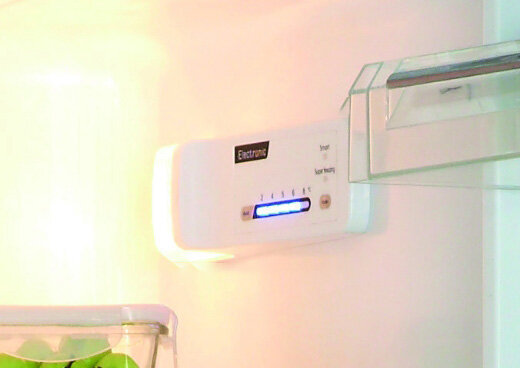 Zbliżenie na elektroniczny system sterowania wewnątrz lodówki MPM-259-KBI-16/E.