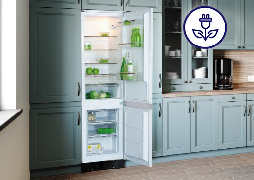 Lodówka MPM-259-KBI-16/E z otwartymi drzwiami w zabudowie kuchennej.