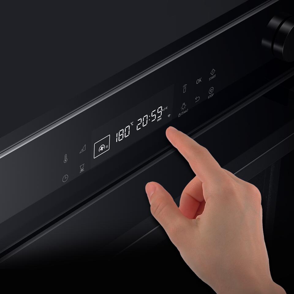Dłoń obsługująca piekarnik kompaktowy, na wyświetlaczu, którego widać, że wybrano pieczenie z użyciem termoobiegu i mikrofal w temperaturze 180 stopni