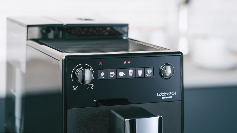 Ekspres MELITTA Latticia OT F30 0-100 Czarnyintuicyjna obsługa kolorowe przyciski wybór napoju jedno dotknięcie cafe crema cappuccino latte macchiato mleczna pianka gorąca woda bez wysiłku przyjemność przygotowania kawy 