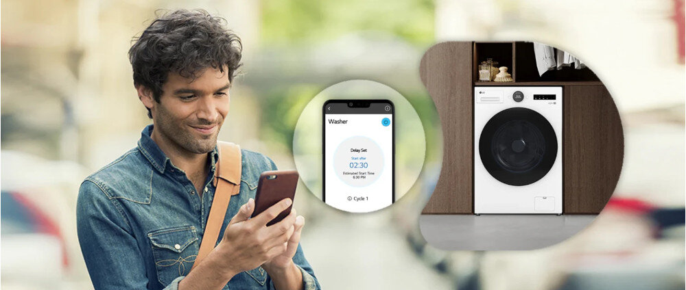 PRALKA LG F4X7511TBB Zdjęcie przedstawia uśmiechniętego mężczyznę patrzącego w smartfona, na którym wyświetlana jest aplikacja do sterowania pralką z funkcją opóźnionego startu Delay Set, a w dymku po prawej widoczna jest pralka LG wkomponowana w drewniane wnętrze.zdalne sterowanie aplikacja LG ThinQ dodatkowe programy powiadomienia